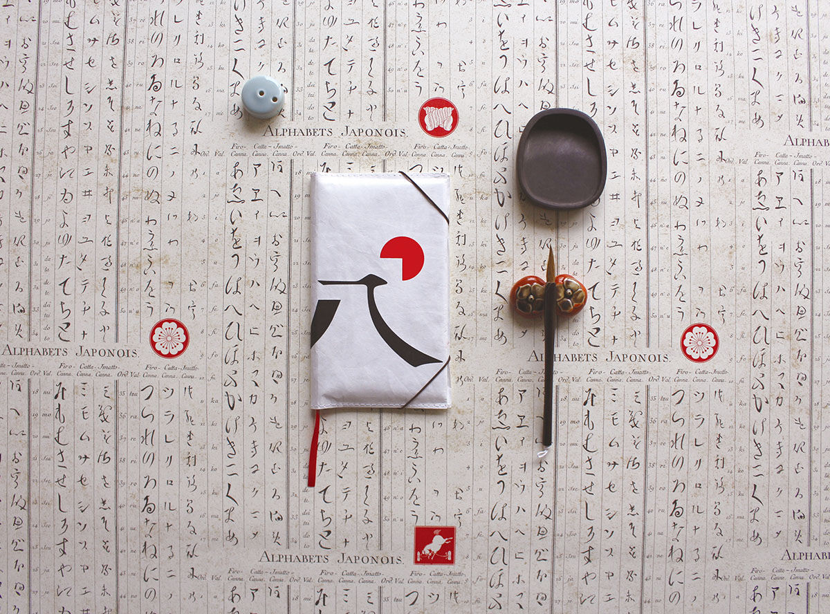 裏表紙では、末広がりの縁起の良い「八」を富士山に見立てています。