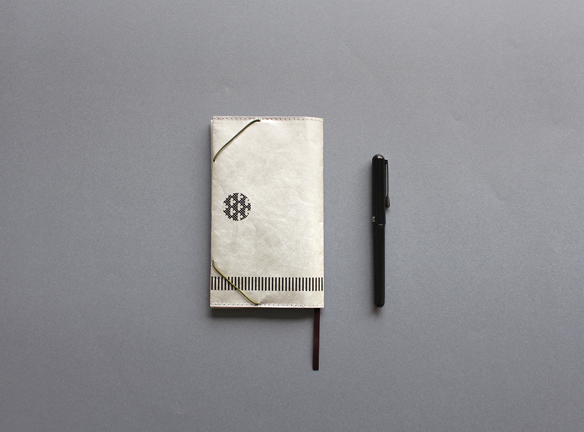 表側は、真田紐とこぎん刺しがモチーフのデザインです。