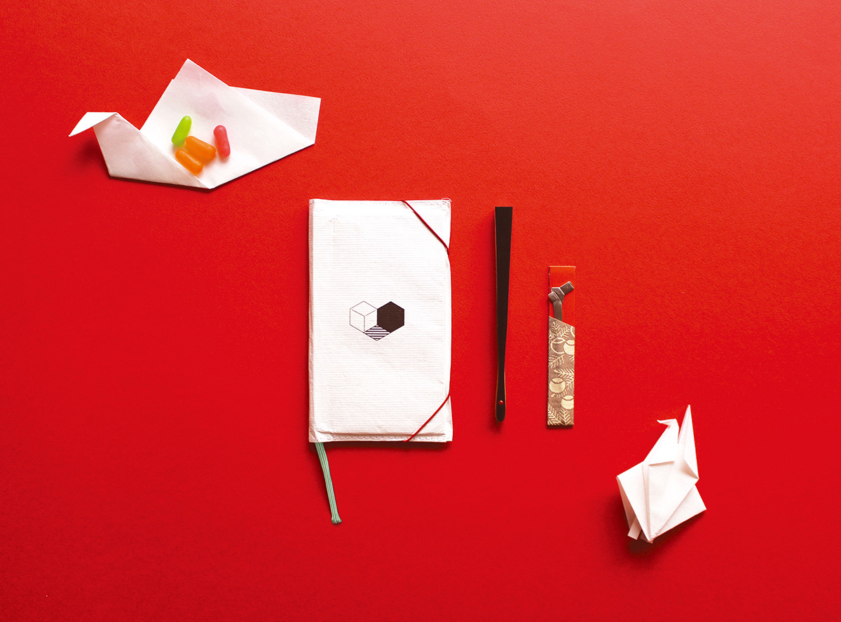 裏表紙は、千利休のおもてなしの心として、「ハート」をイメージ。白と黒で大人っぽくあしらいました。