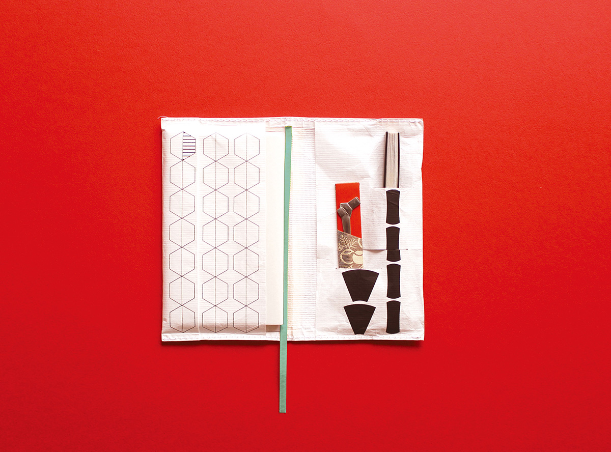 中を開いて、右側のスリットは一輪挿しをイメージしています。