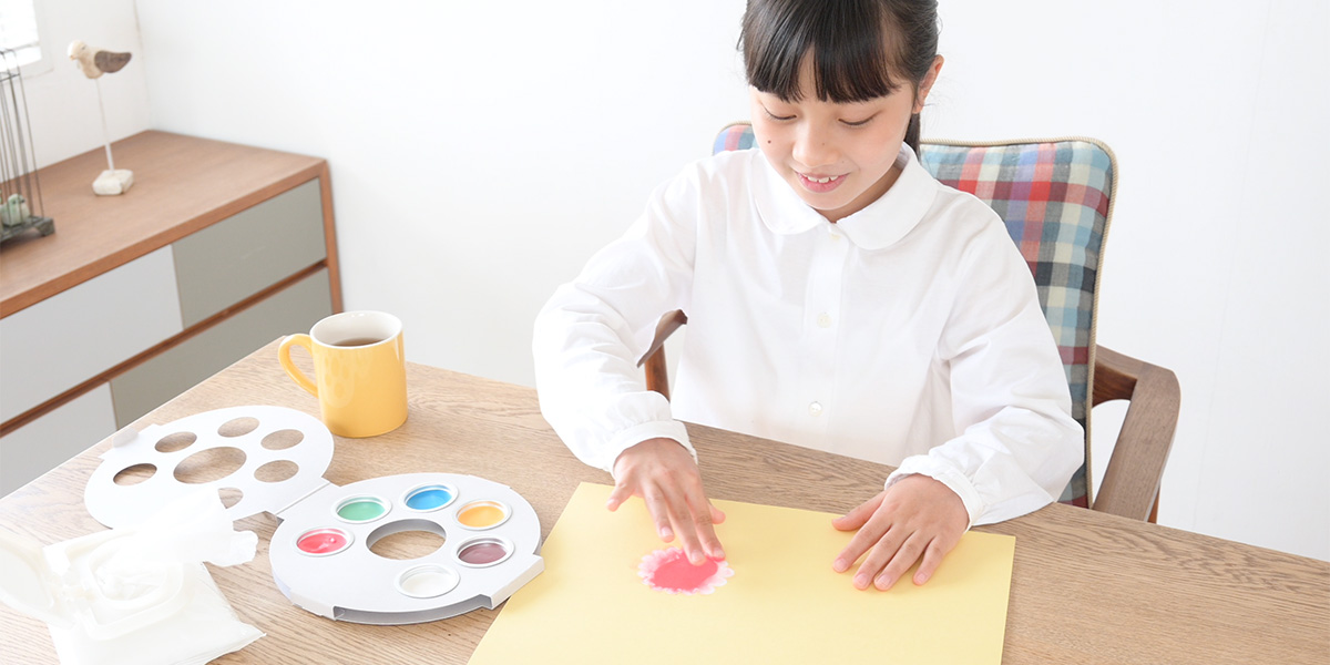 アトリエ ミオで子供がお絵描きしている様子