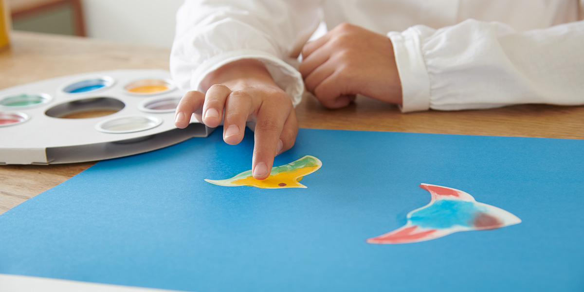 子供がお絵描きしている手元のイメージ