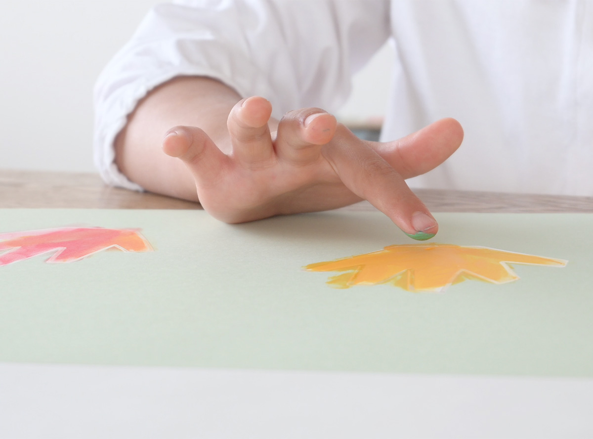 アトリエ ミオで絵を描いている様子