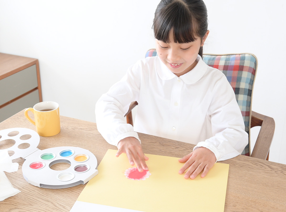 「なにを描いたの？」「なんでこの色なの？」など、お子さまとの掛け合いを楽しみながら好きなように描かせてください。その掛け合いを通して、自分で考えるクセを身につけられます。