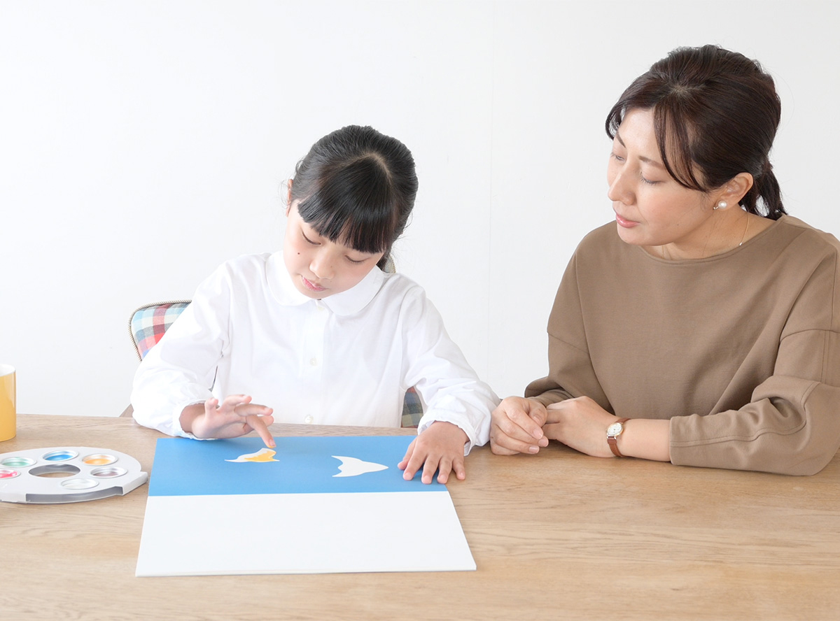 普段は「汚れたら綺麗に洗わなければならない」とされている手を汚すことが許されるから、開放的な気持ちになり、より自由 に描くことができます。また、水や筆などの道具が必要ないので準備もお片付けもラクラク。身構えることなく、絵の具あそびを体験できます。