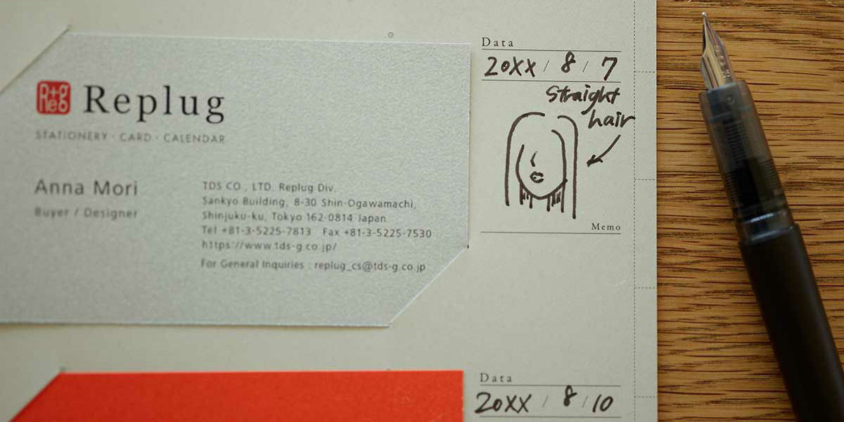 名刺横に手書きメモが書かれたLog bookの使用例