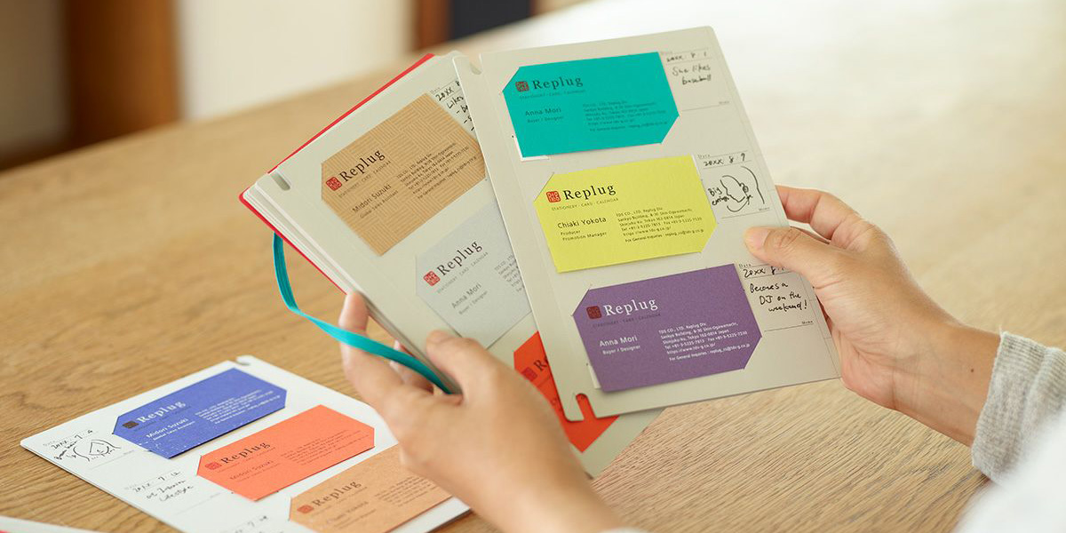 ゴムバンド式でリフィル交換可能なLog bookを手に取る様子