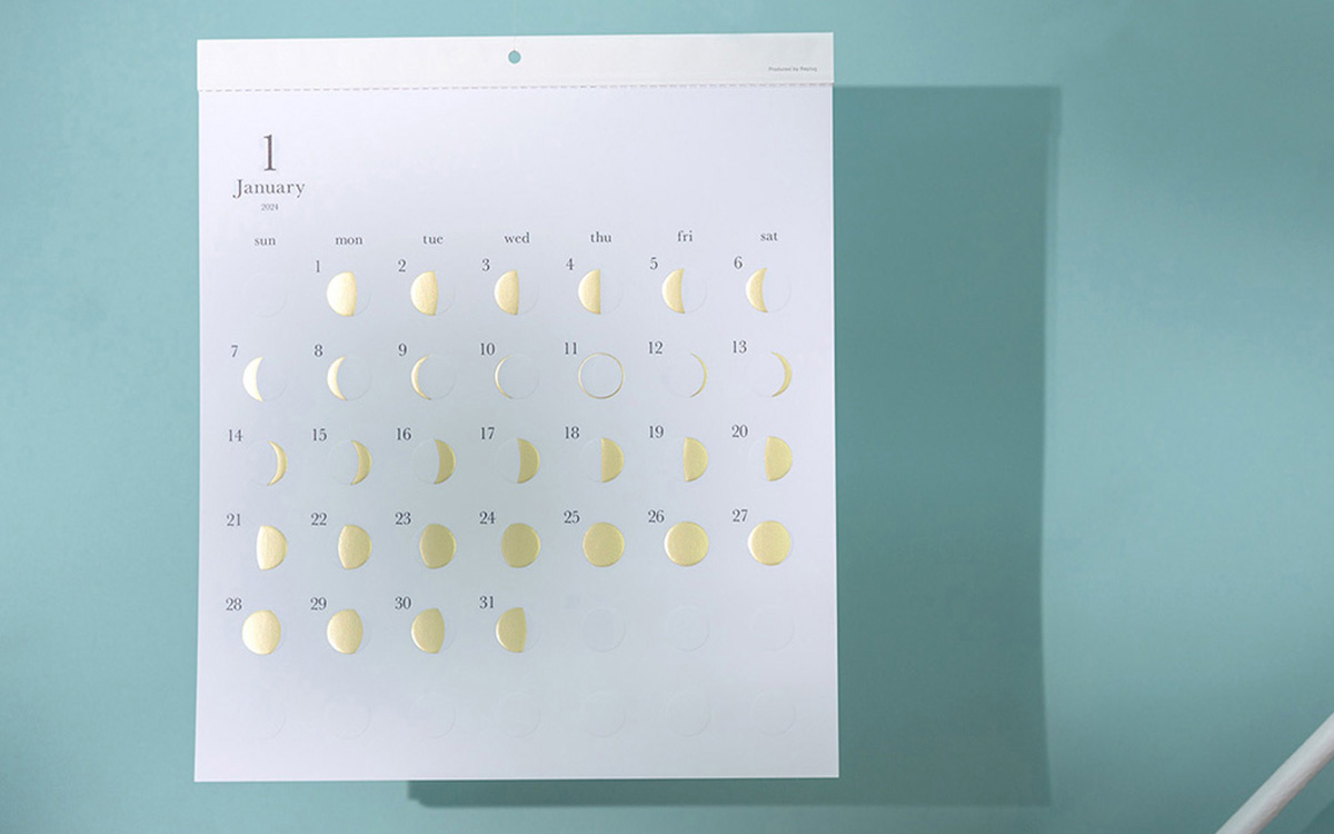 ブルーの壁にかけたミチルKira