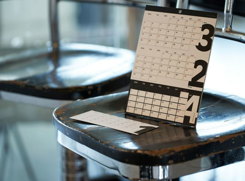 3'sカレンダーを椅子に置いたイメージ