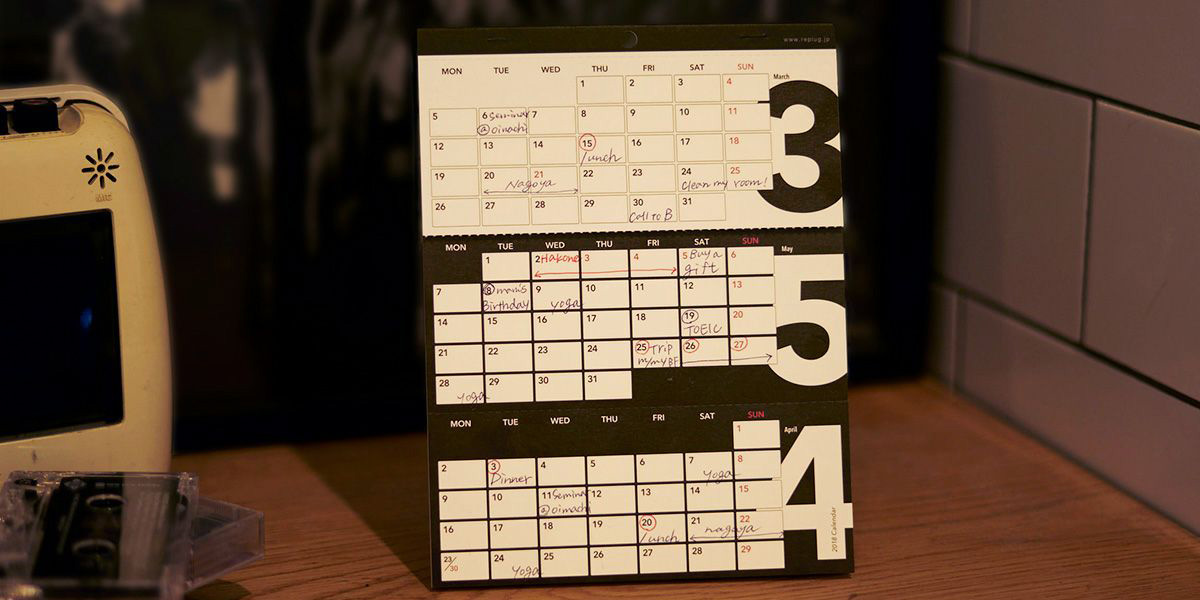 書き込みのある3'sカレンダーを置いたイメージ