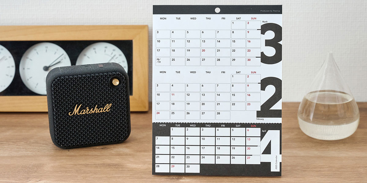 3'sカレンダーを部屋に置いたイメージ