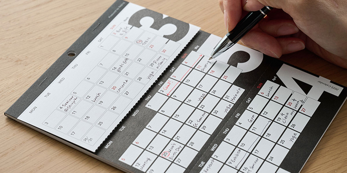 3'sカレンダーに書き込みをしているイメージ