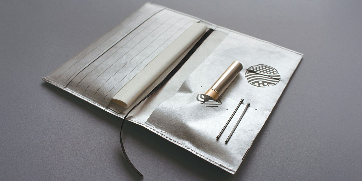 多包み「武士道」を開いて、懐紙とリップやピンが入っている様子