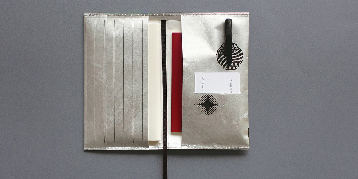 多包み「武士道」を開いて、懐紙とペンやパスポートが入っている様子